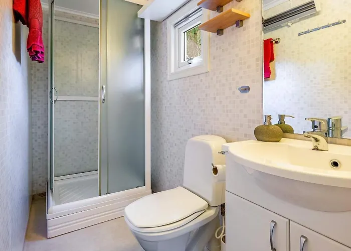 Feriehus 6 Person In Averoy Stein