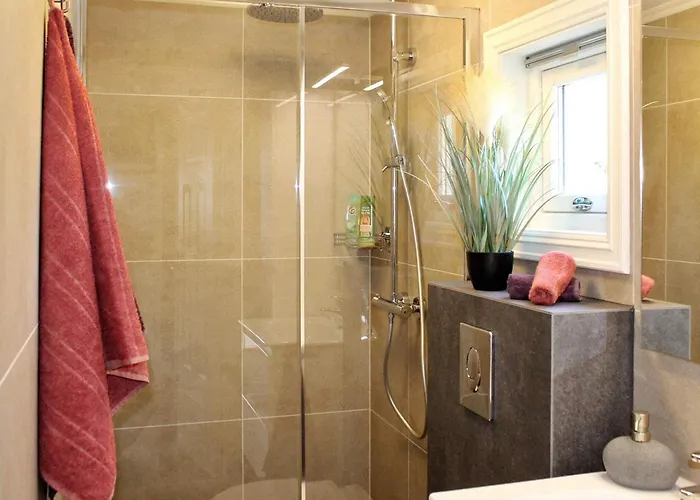 6 Person In Averoy *