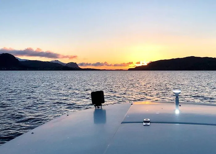 6 Person In Averoy Stein