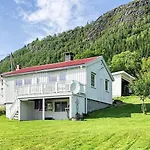 6 Person In Averoy * Stein