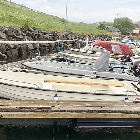 6 Person In Averoy *